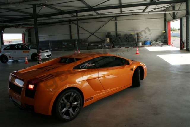  在马尼赛道驾驶 